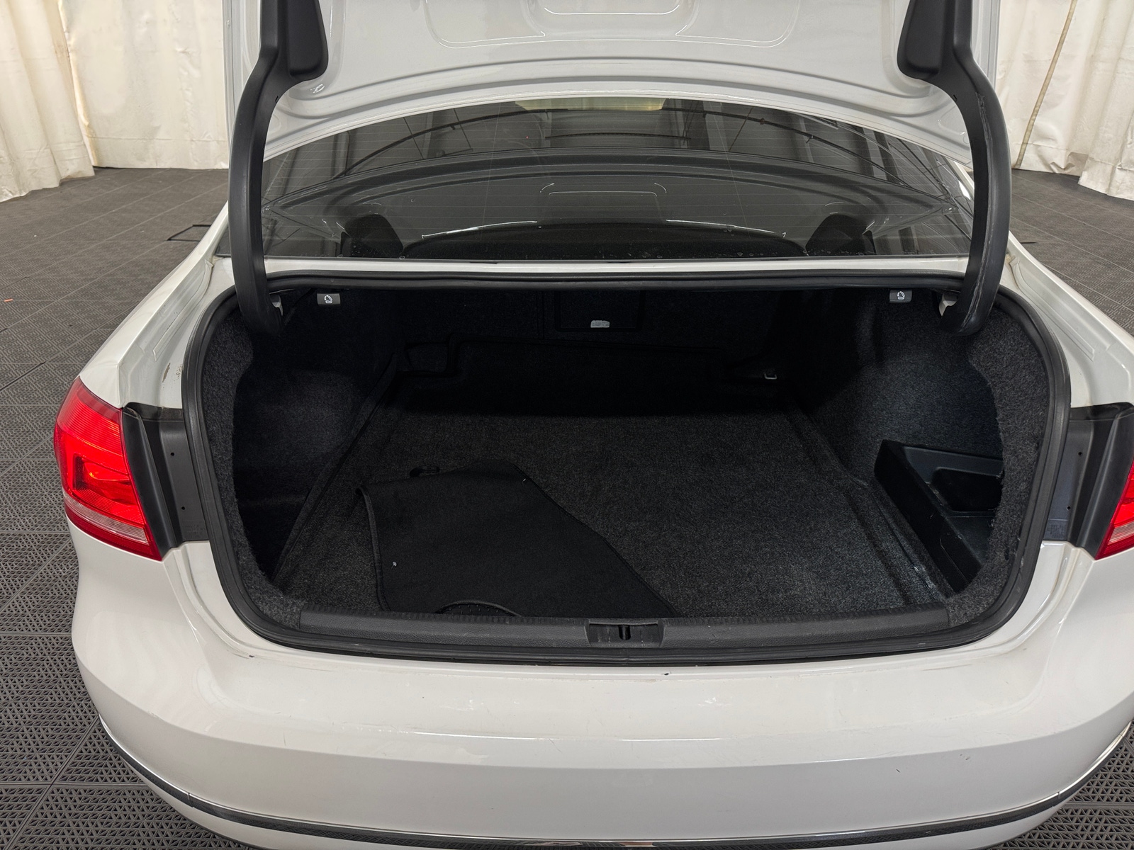 Thumbnail: 2014 Volkswagen Passat - 6