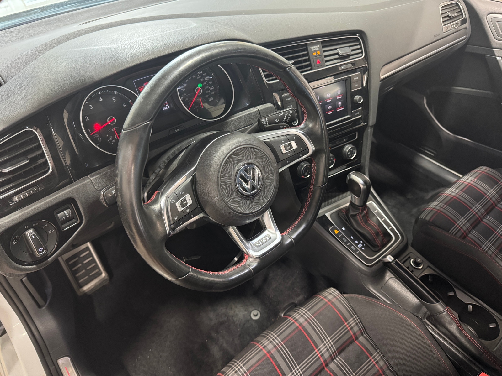 Thumbnail: 2020 Volkswagen Golf - 3