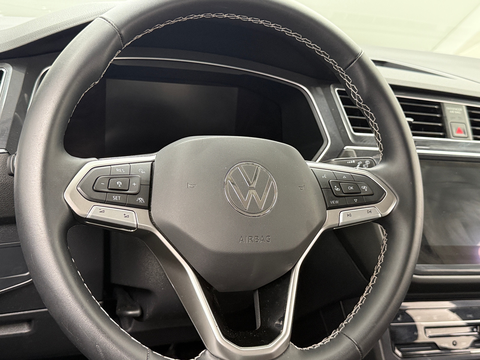 Thumbnail: 2022 Volkswagen Tiguan - 4