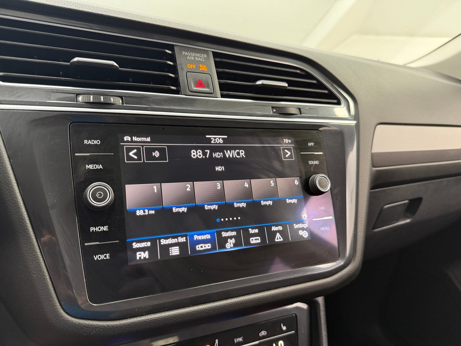 Thumbnail: 2022 Volkswagen Tiguan - 3