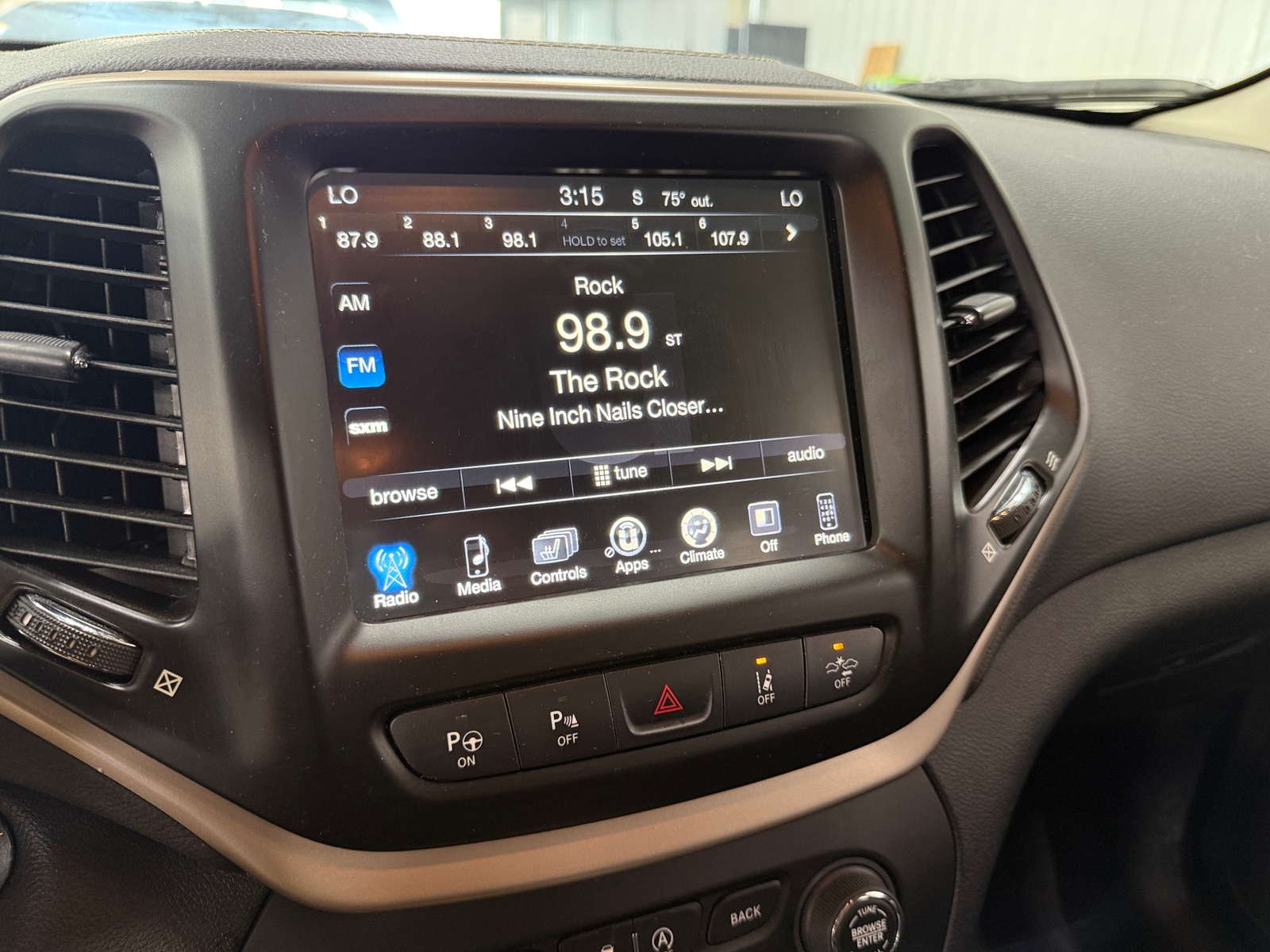 Thumbnail: 2017 Jeep Cherokee - 3