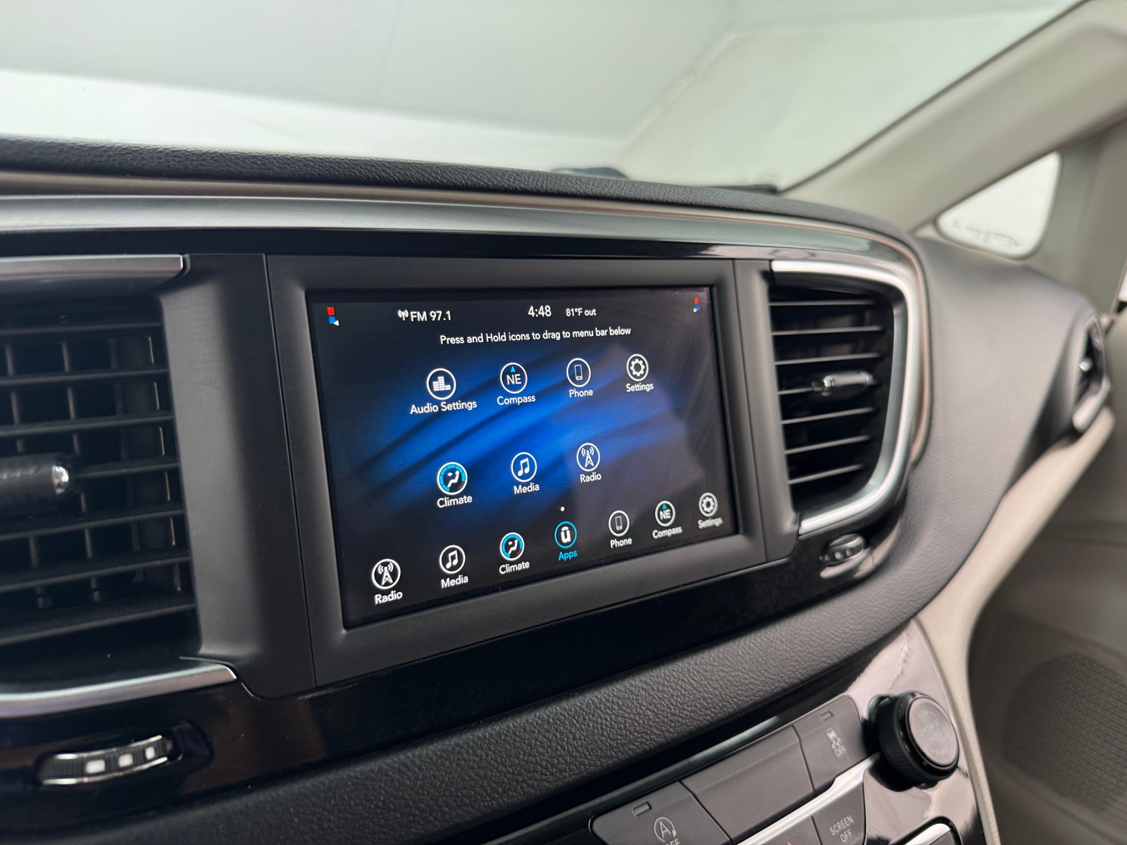 Thumbnail: 2020 Chrysler Voyager - 4