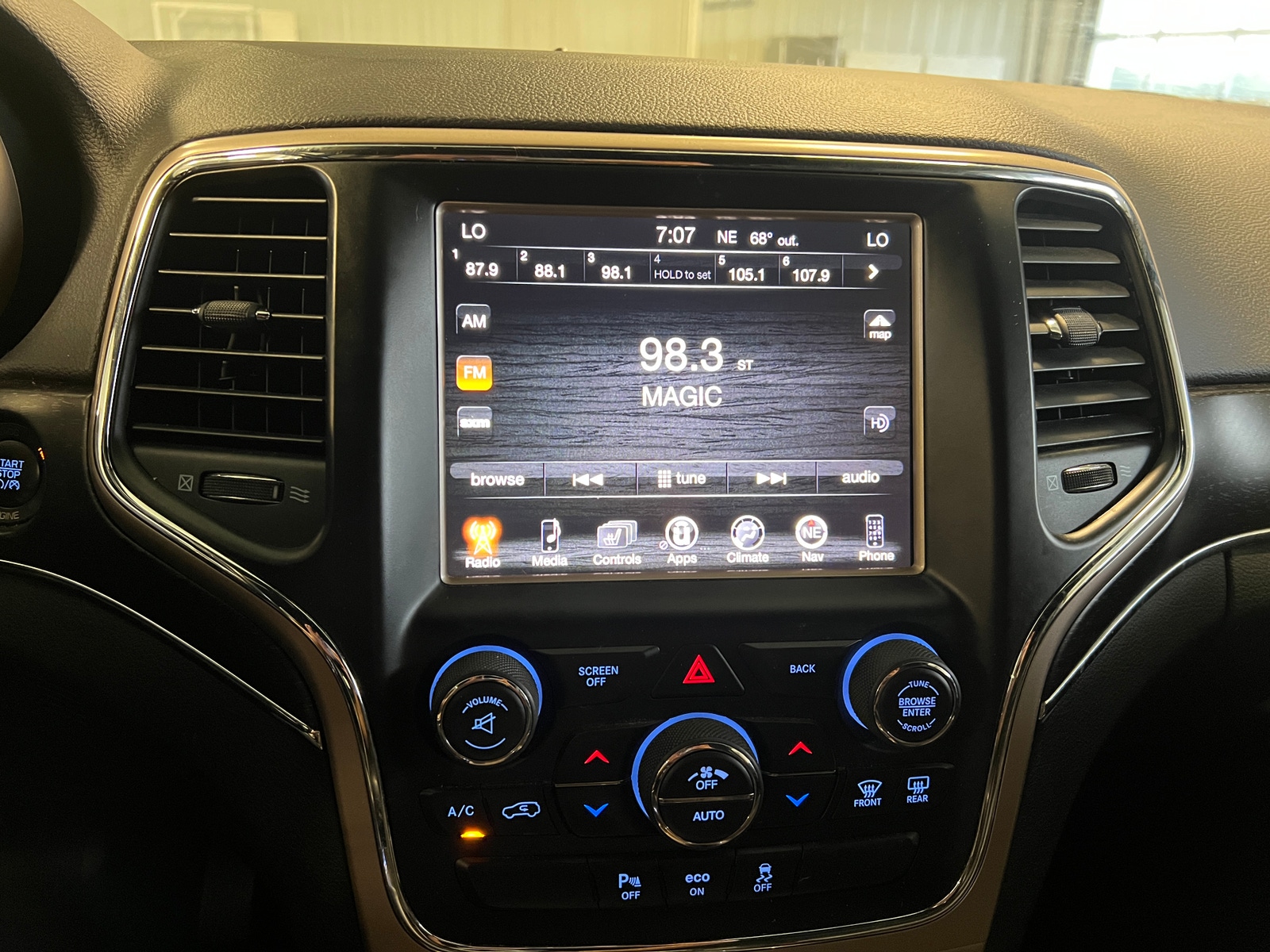 Thumbnail: 2015 Jeep Grand Cherokee - 3