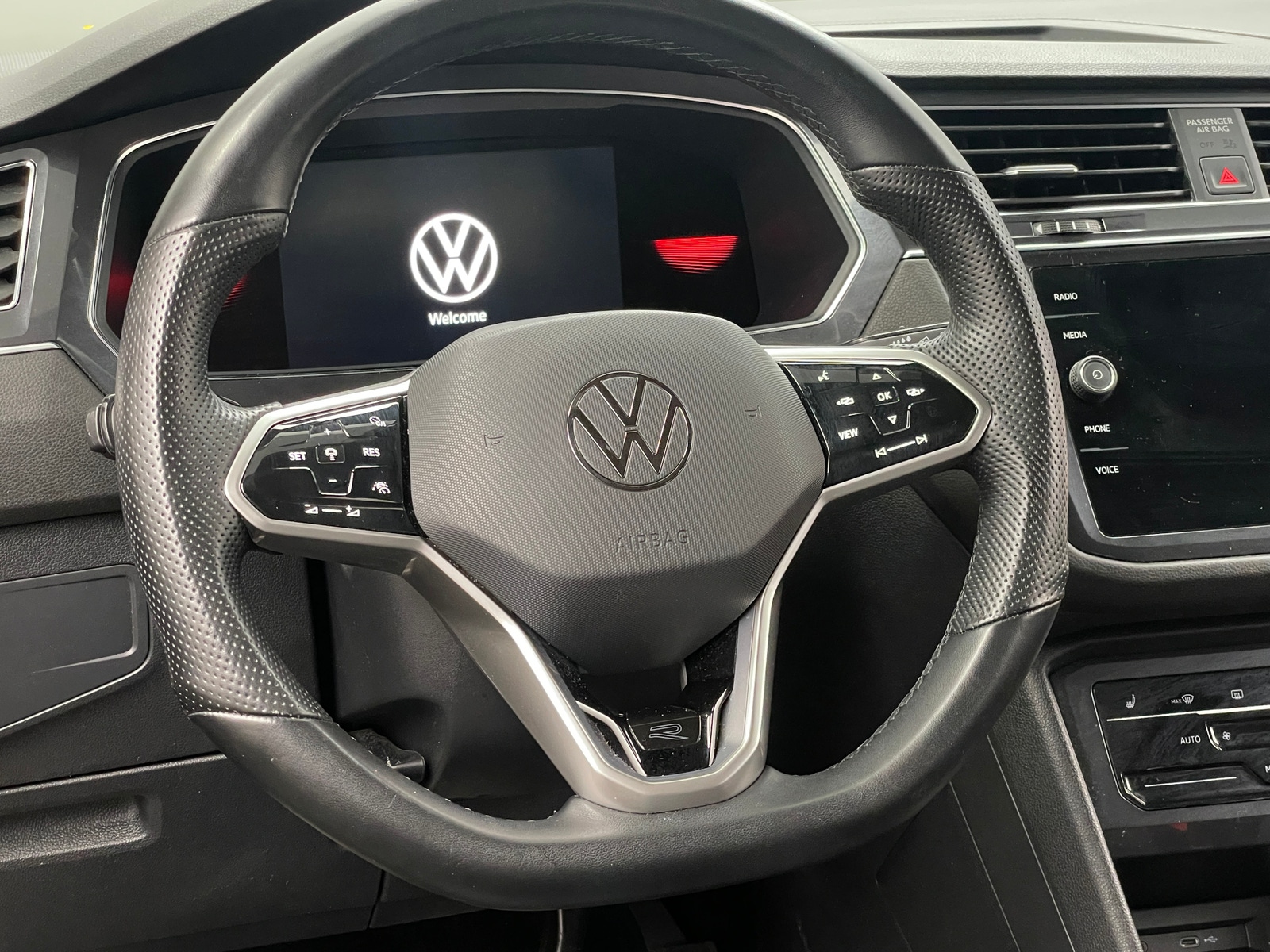Thumbnail: 2022 Volkswagen Tiguan - 4
