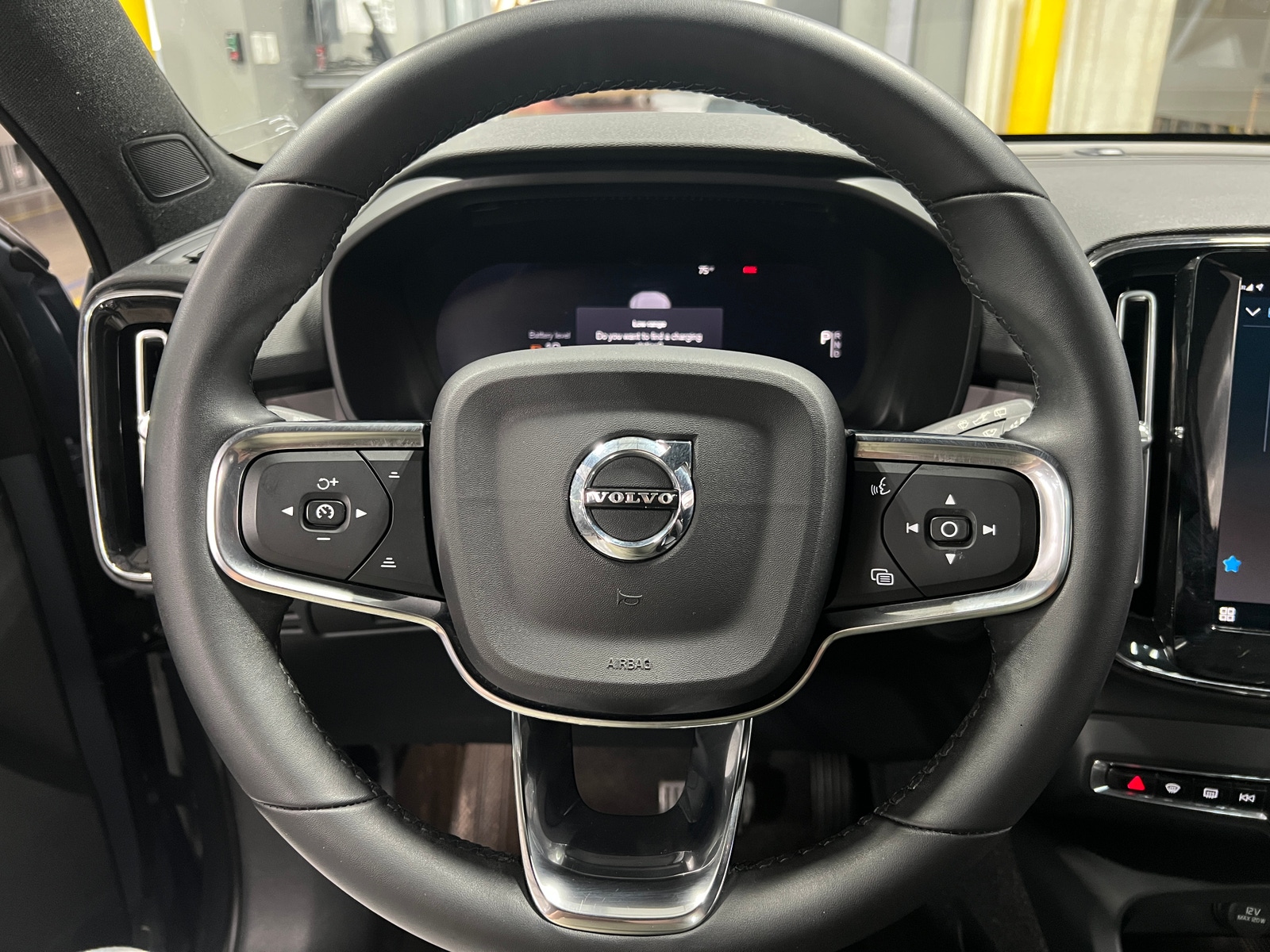 Thumbnail: 2023 Volvo XC40 - 4