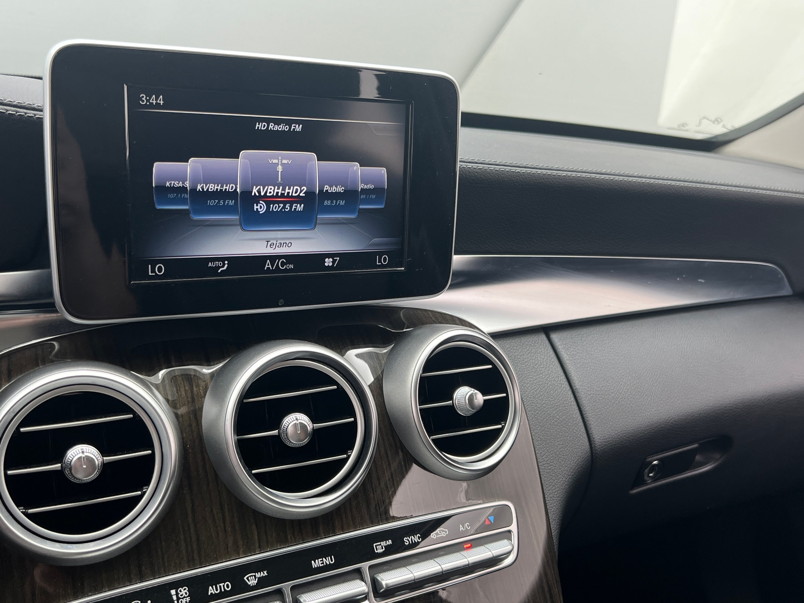 Thumbnail: 2015 Mercedes-Benz C-Class - 3