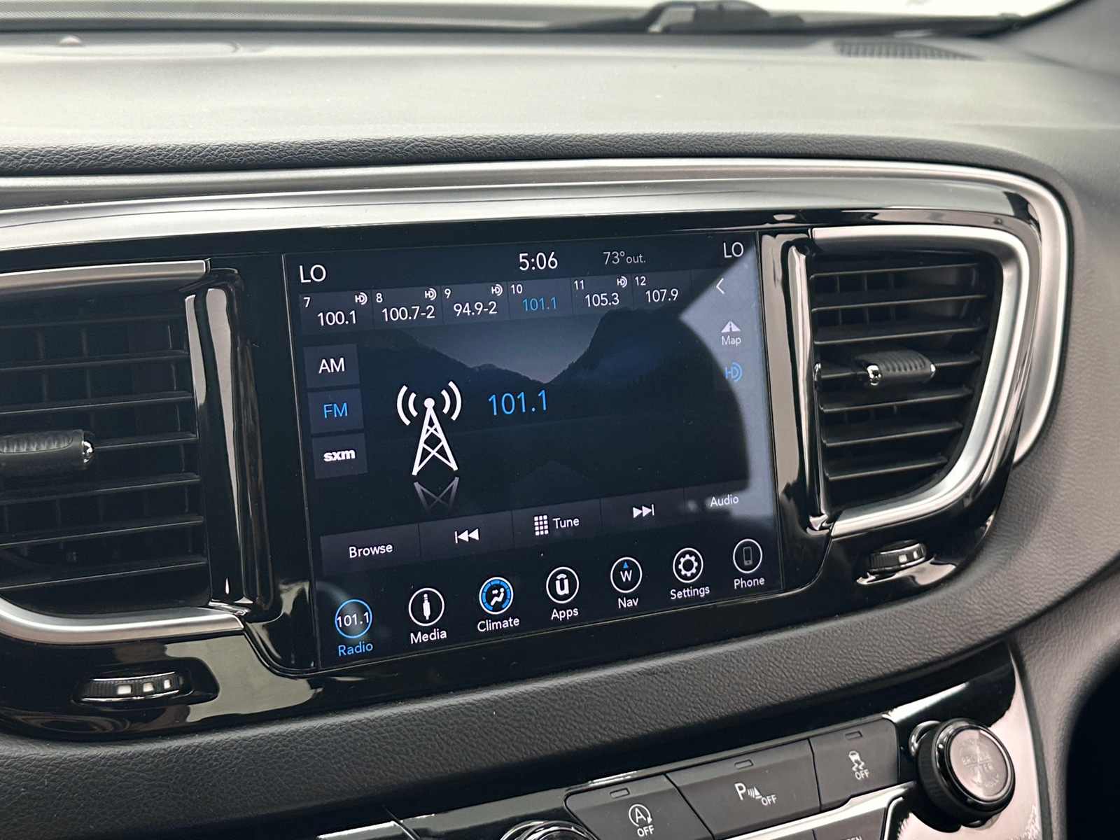 Thumbnail: 2018 Chrysler Pacifica - 4