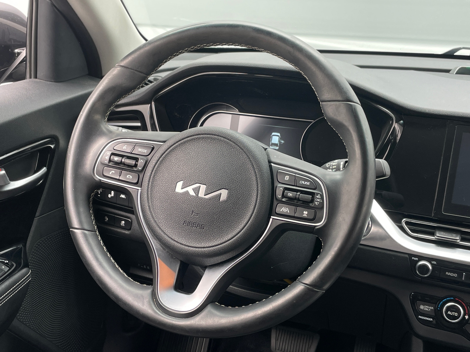Thumbnail: 2022 Kia Niro - 4