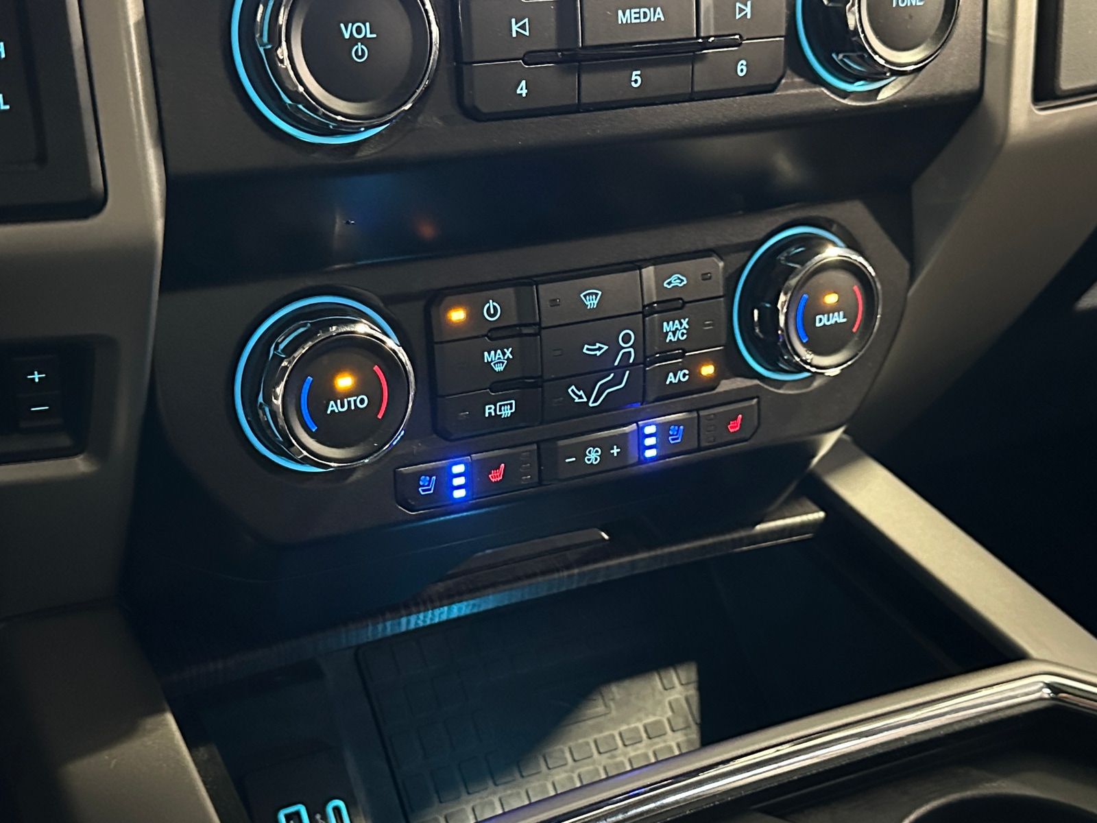 Thumbnail: 2020 Ford Econoline - 3