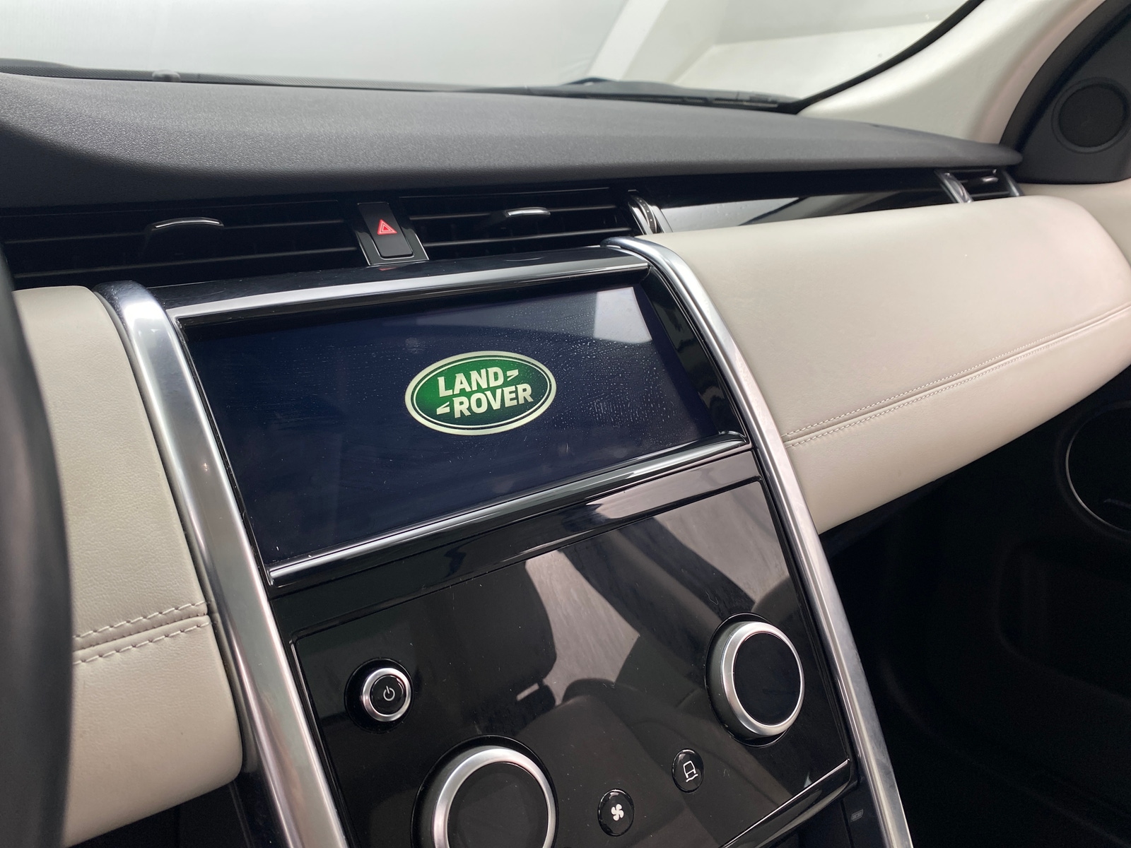 Thumbnail: 2020 Land Rover Discovery Sport - 3