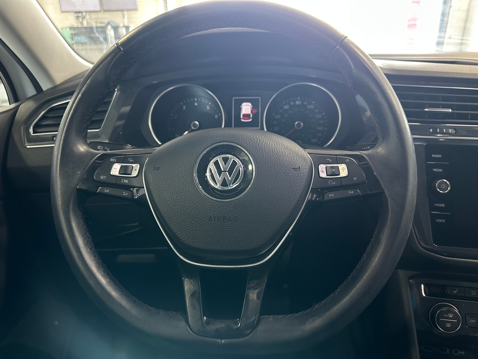 Thumbnail: 2018 Volkswagen Tiguan - 4
