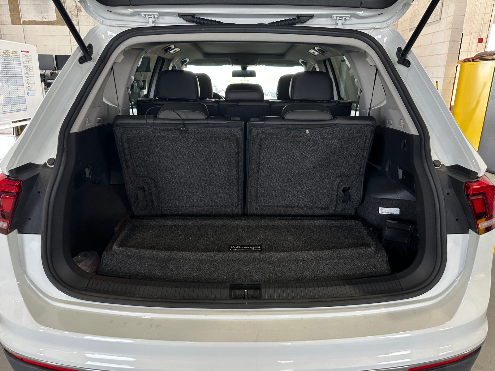 Thumbnail: 2018 Volkswagen Tiguan - 6