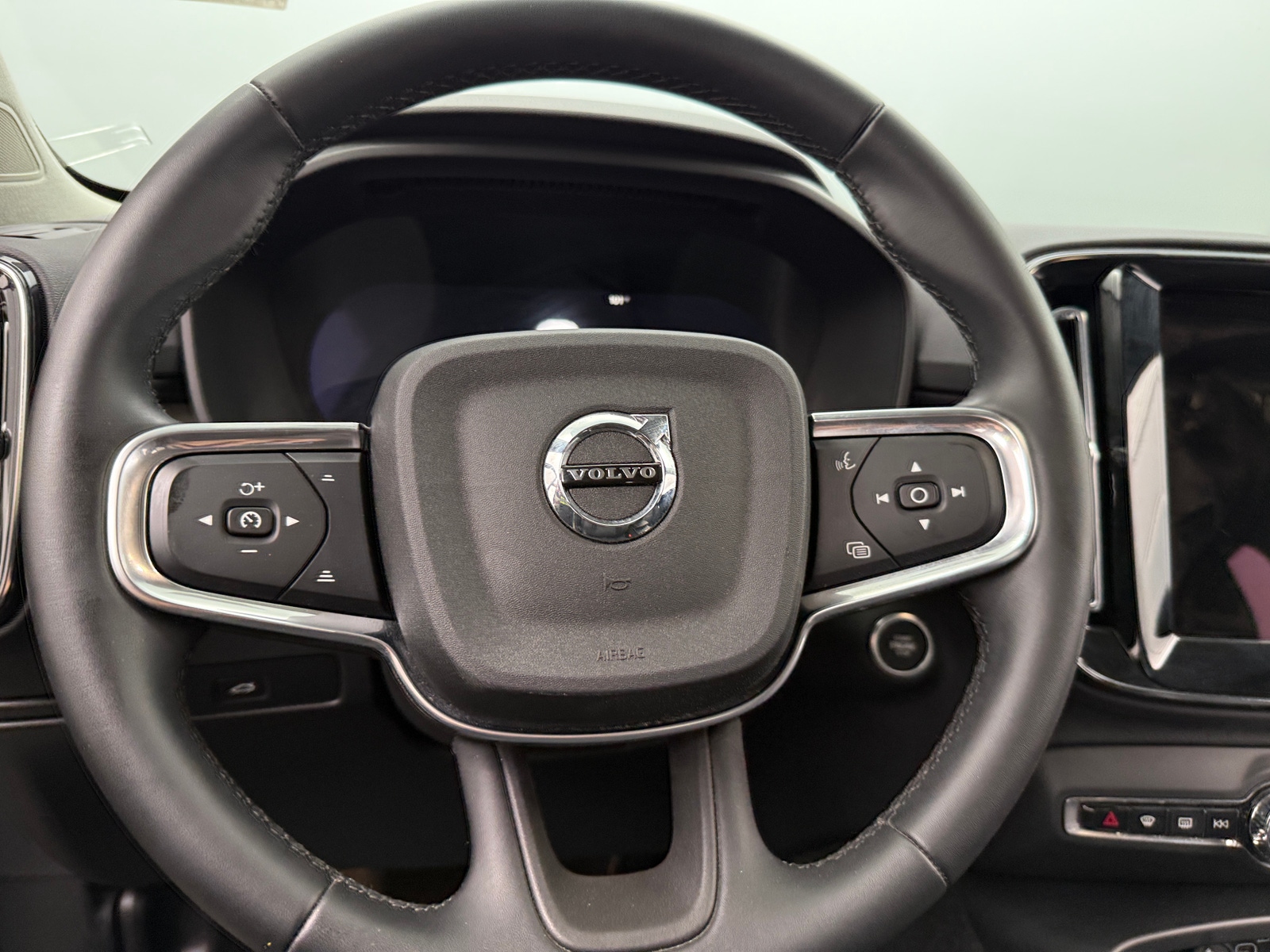 Thumbnail: 2024 Volvo XC40 - 4