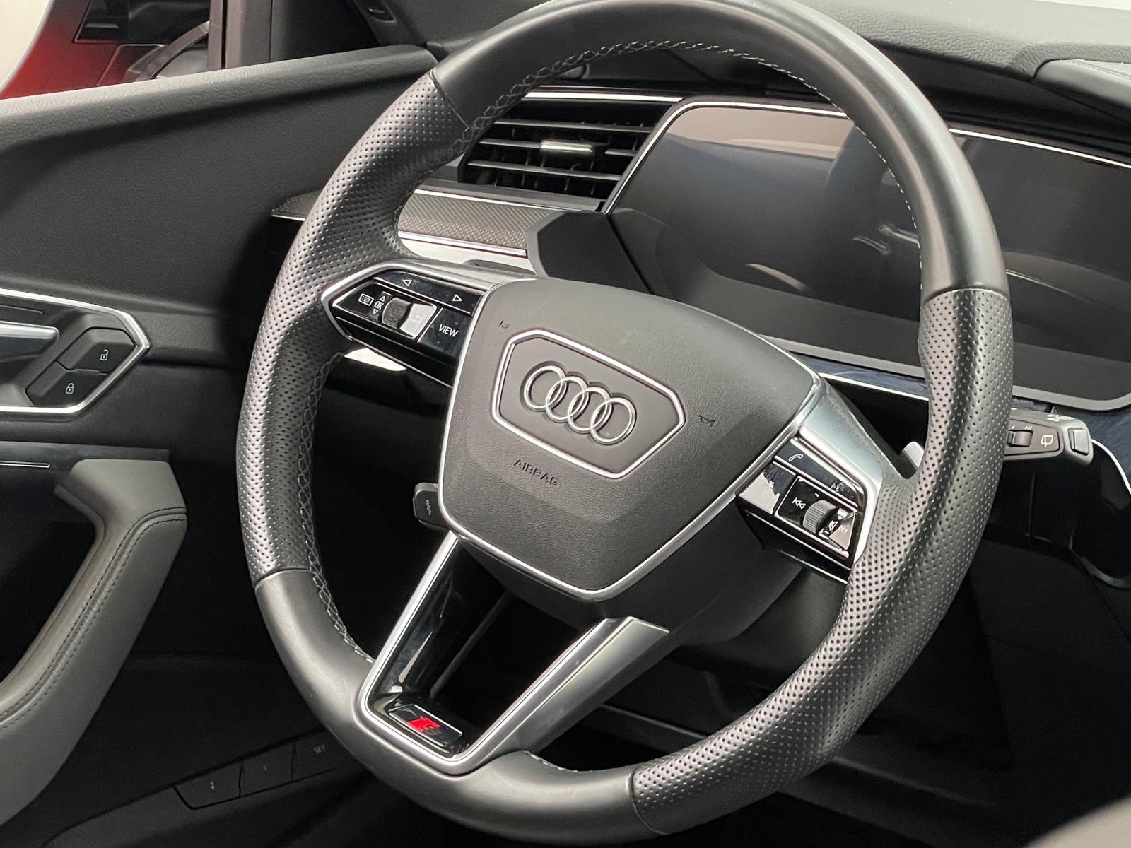 Thumbnail: 2022 Audi e-tron S - 4