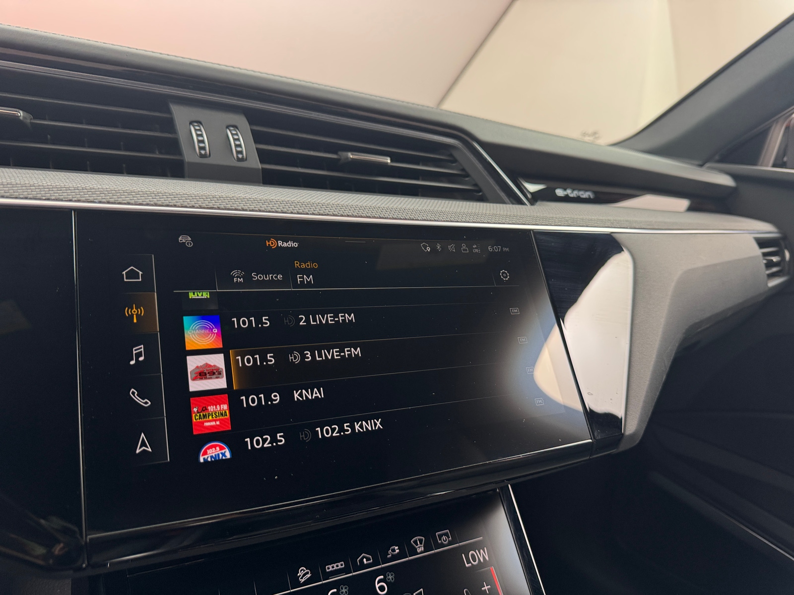 Thumbnail: 2022 Audi e-tron S - 3