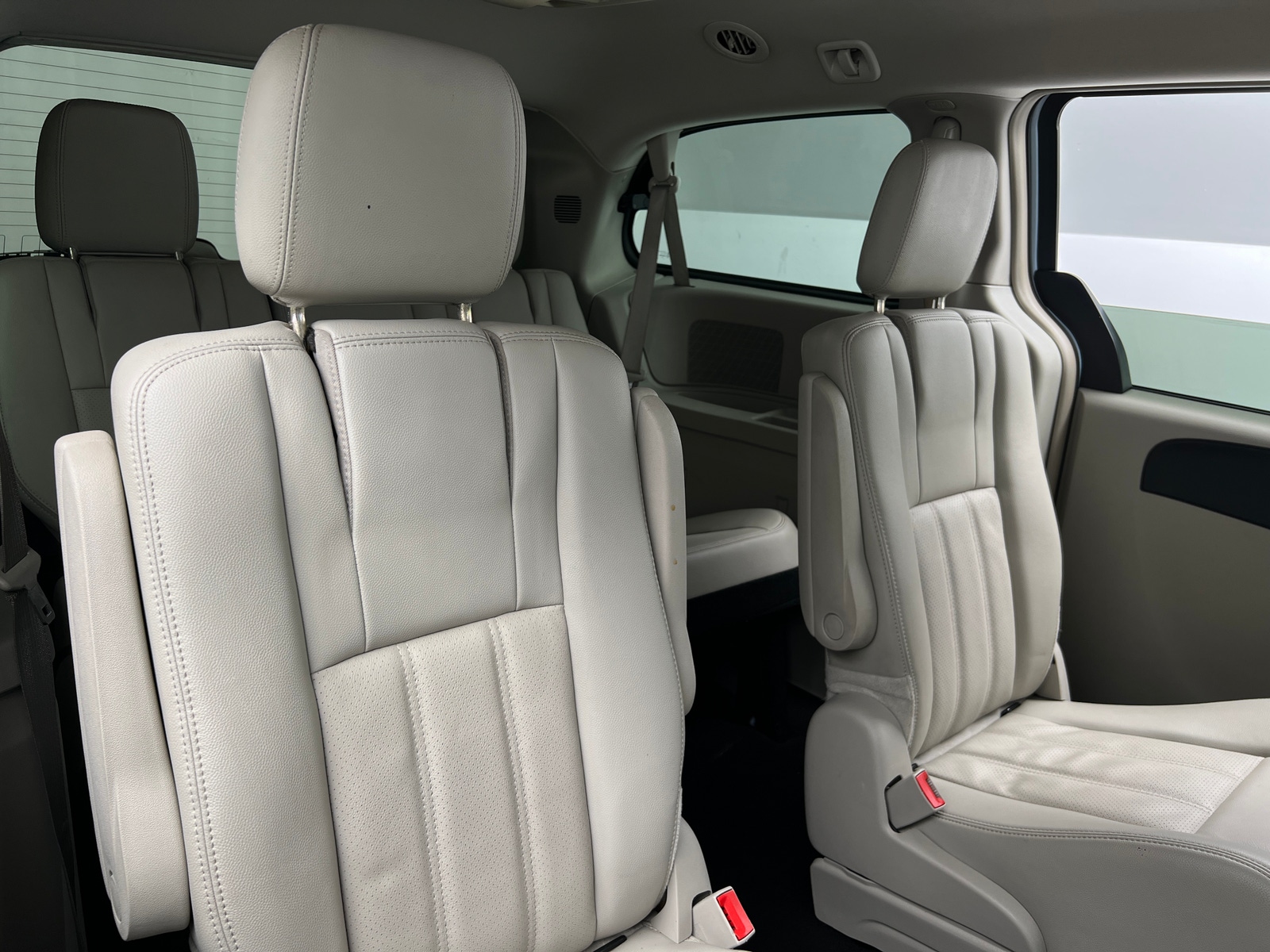 Thumbnail: 2012 Chrysler Town & Country - 5