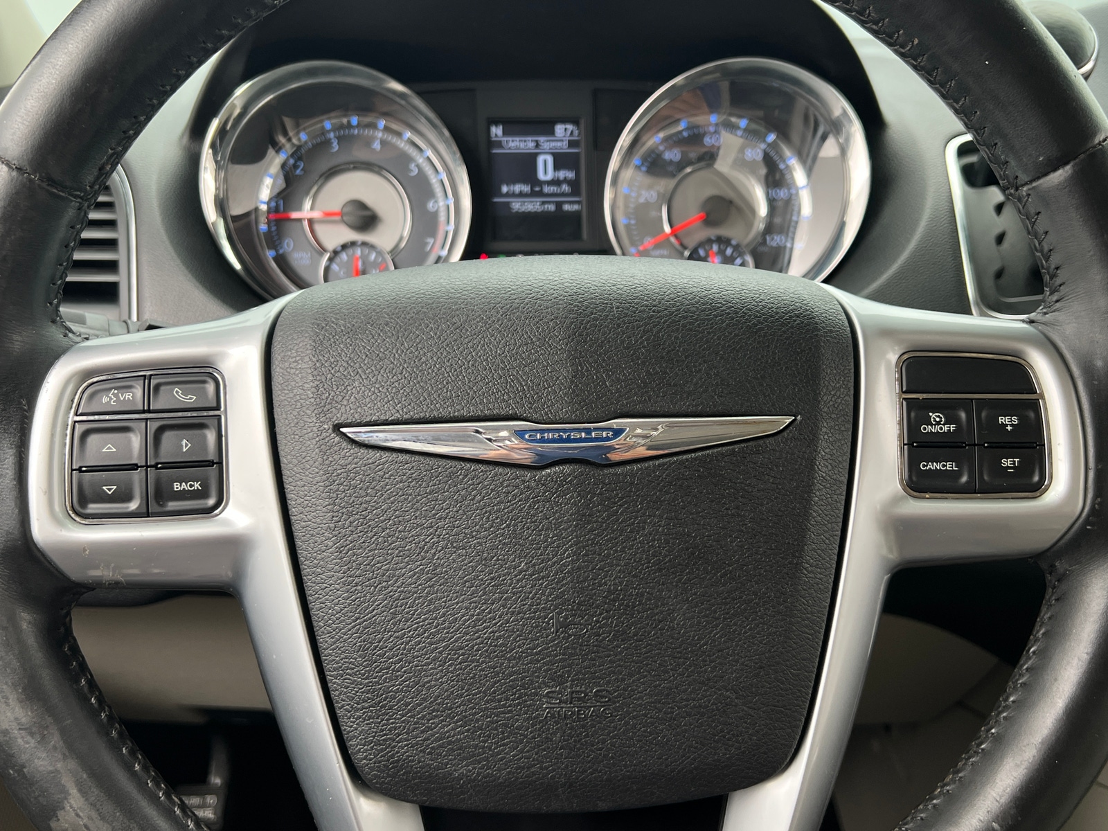 Thumbnail: 2012 Chrysler Town & Country - 4