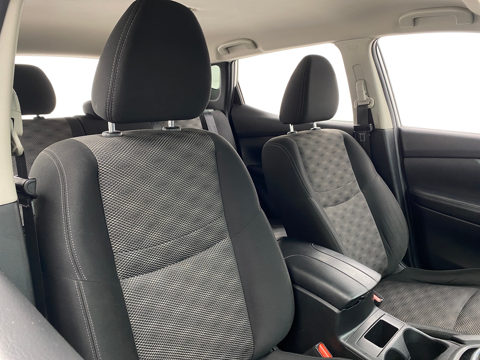 Thumbnail: 2017 Nissan Rogue Sport - 2