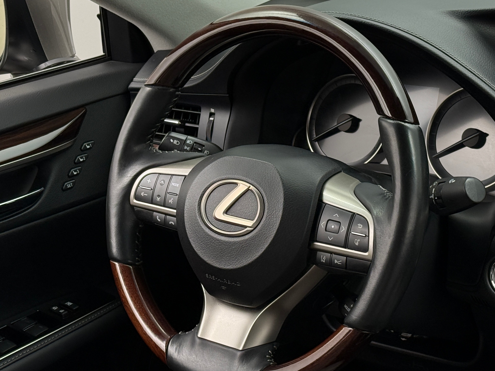 Thumbnail: 2017 Lexus ES - 4