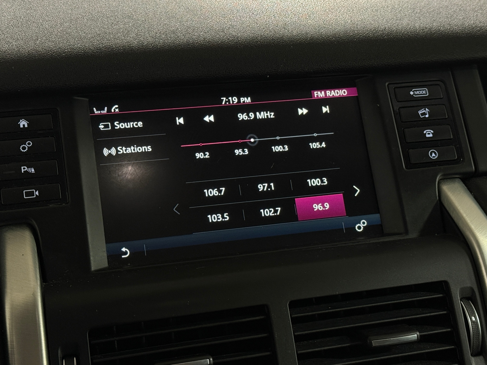 Thumbnail: 2019 Land Rover Discovery Sport - 3