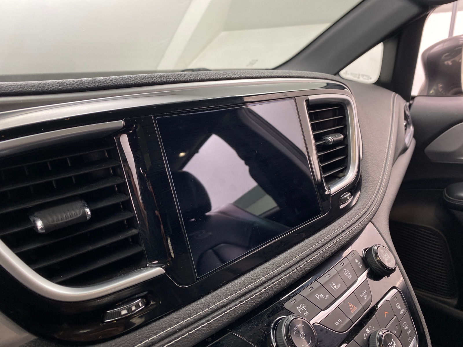 Thumbnail: 2019 Chrysler Pacifica - 3