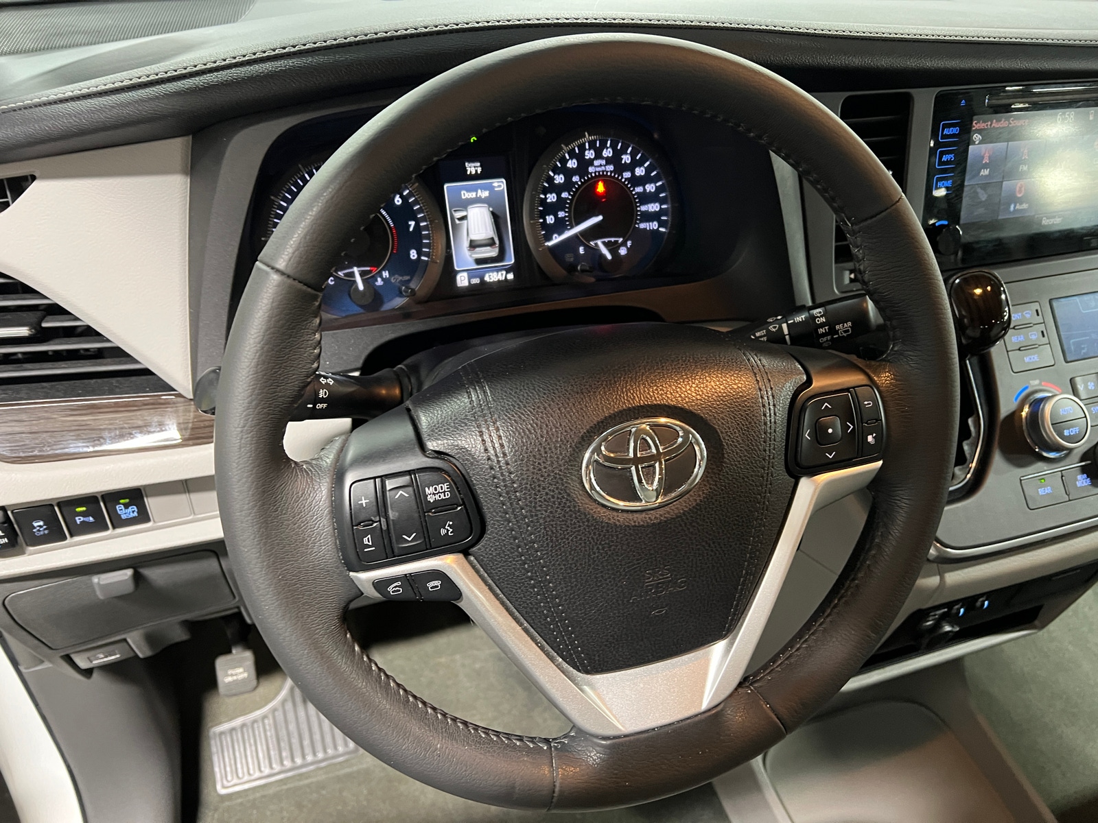 Thumbnail: 2017 Toyota Sienna - 4
