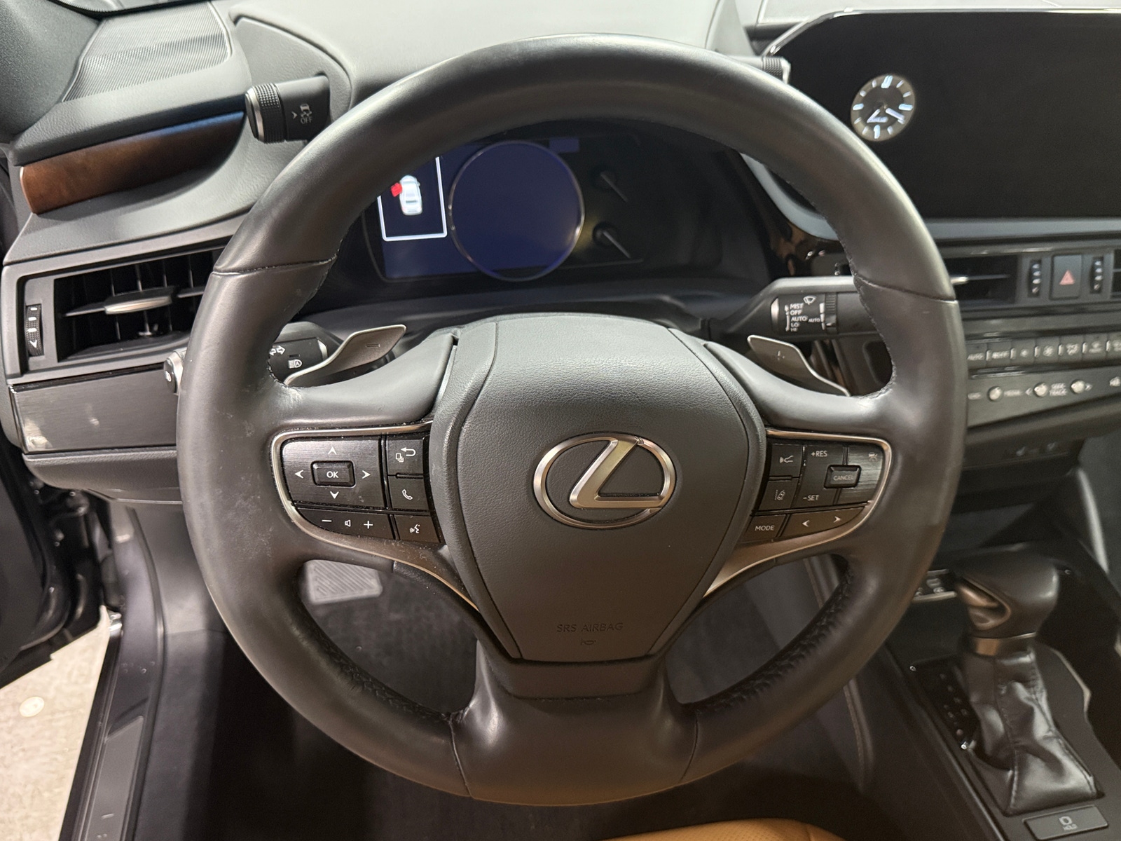 Thumbnail: 2023 Lexus ES - 4