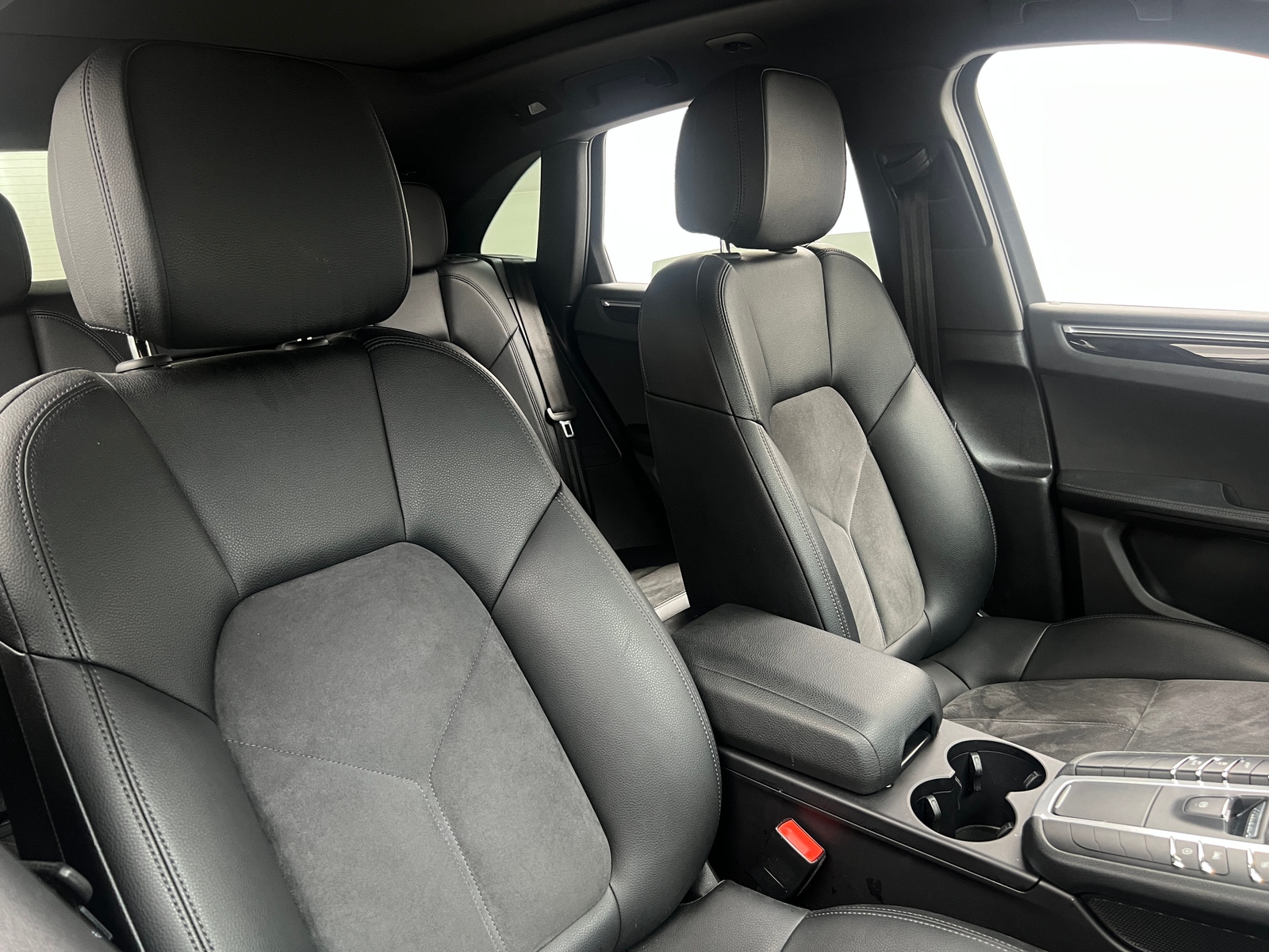 Thumbnail: 2021 Porsche Macan - 2