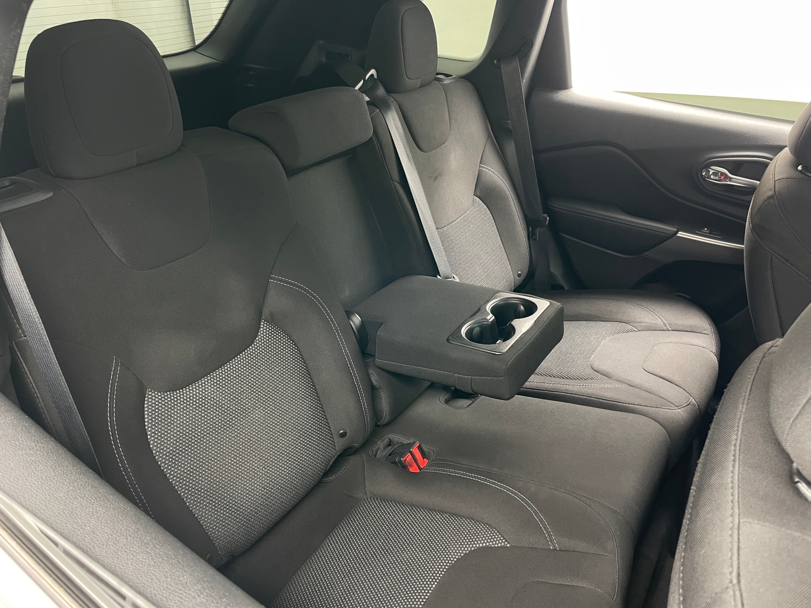 Thumbnail: 2019 Jeep Cherokee - 6