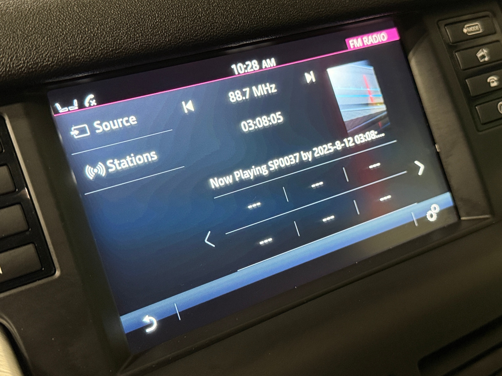 Thumbnail: 2018 Land Rover Discovery Sport - 3