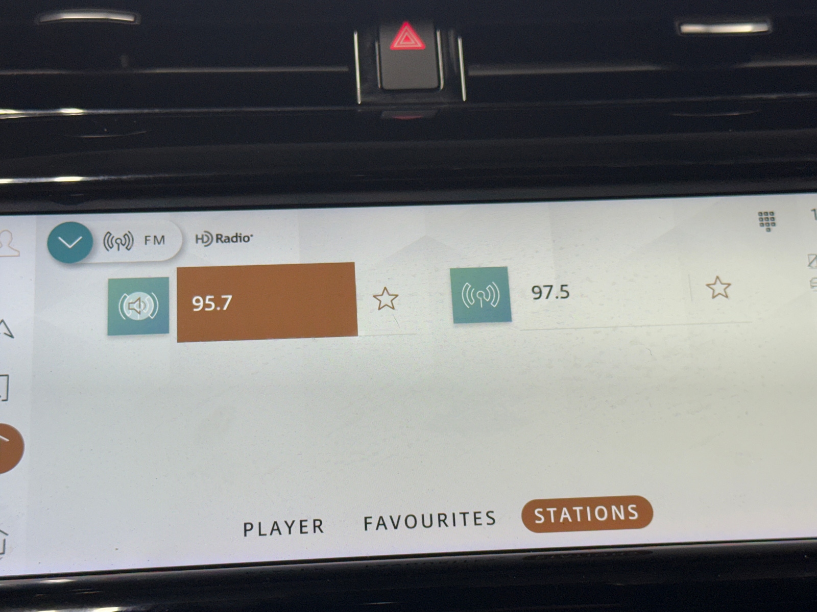 Thumbnail: 2021 Land Rover Discovery Sport - 3