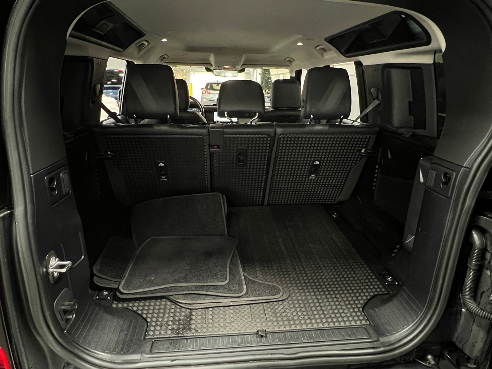 Thumbnail: 2022 Land Rover Defender - 7