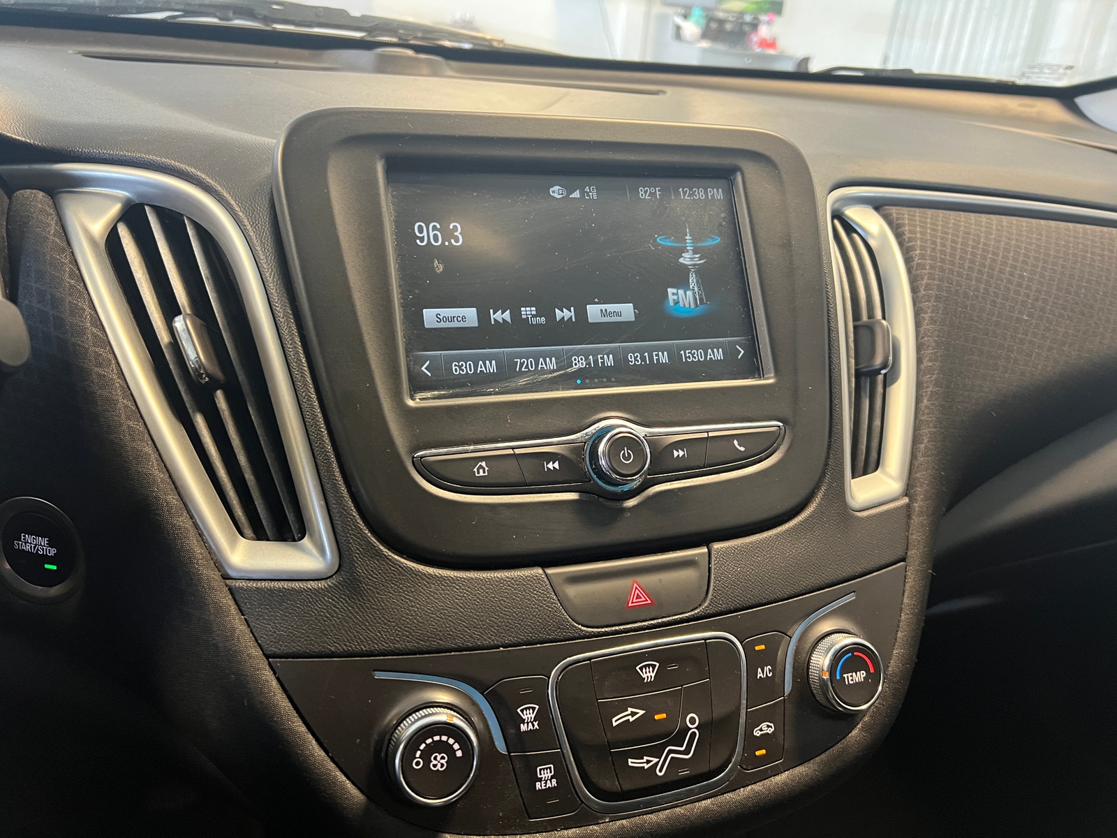 Thumbnail: 2018 Chevrolet Malibu - 4