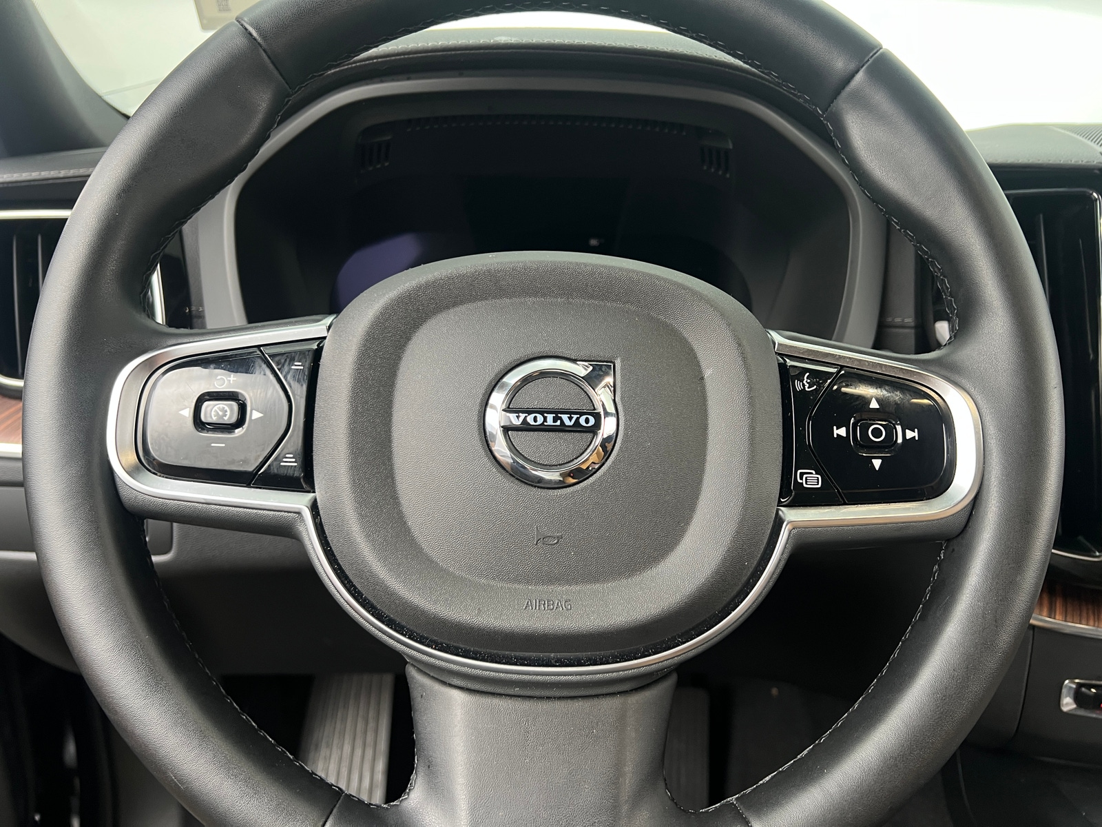 Thumbnail: 2025 Volvo XC60 - 4