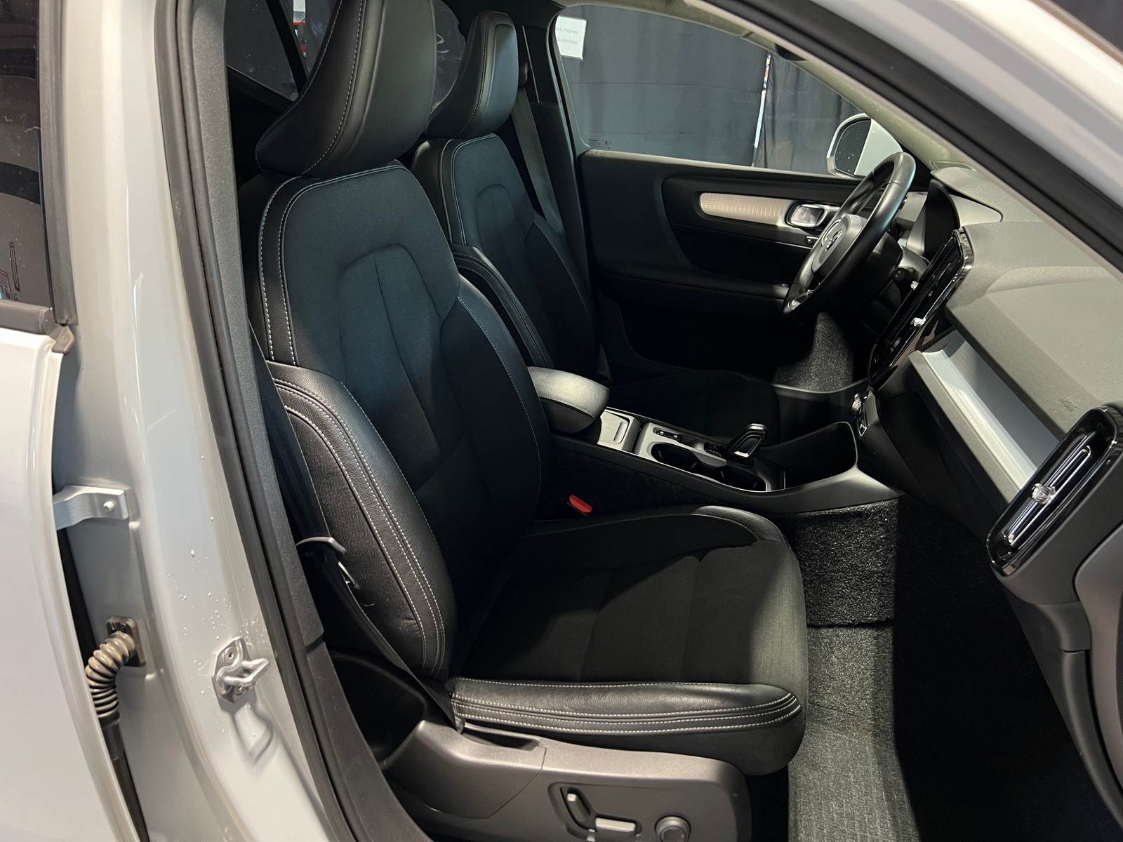 Thumbnail: 2020 Volvo XC40 - 2