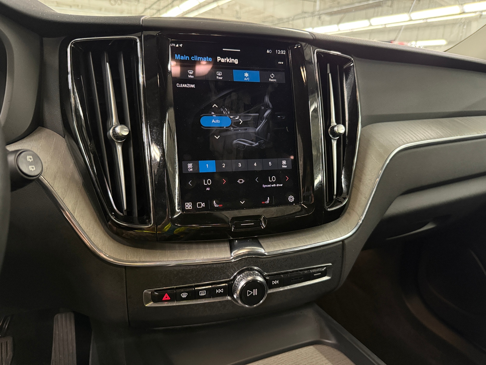 Thumbnail: 2025 Volvo XC60 - 3