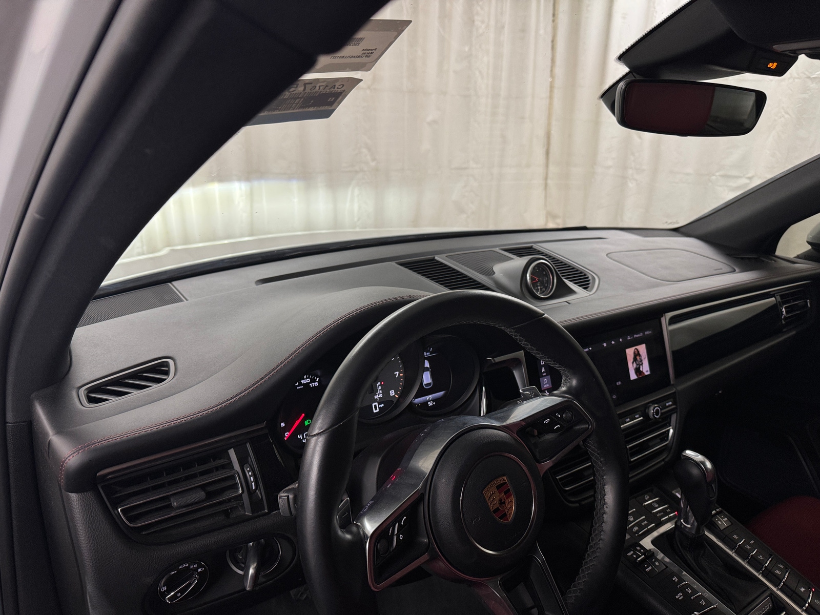 Thumbnail: 2020 Porsche Macan - 2