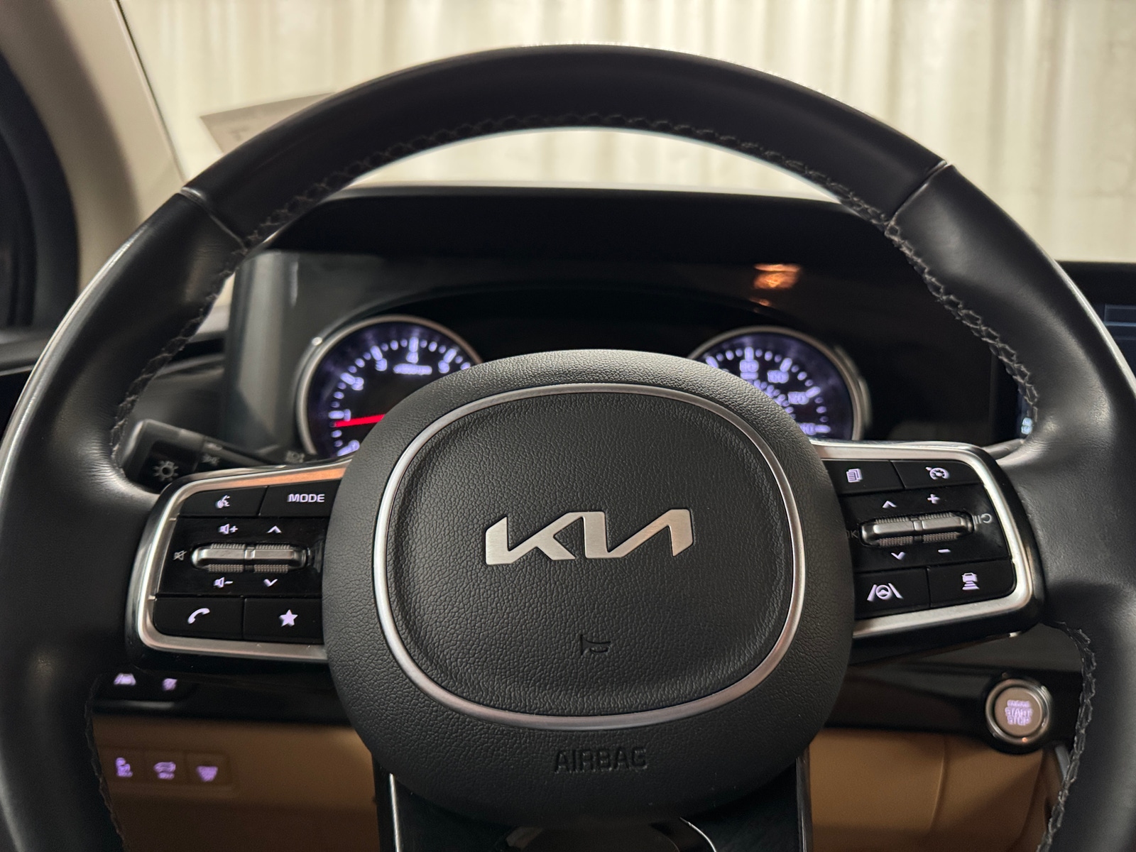 Thumbnail: 2023 Kia Carnival - 4