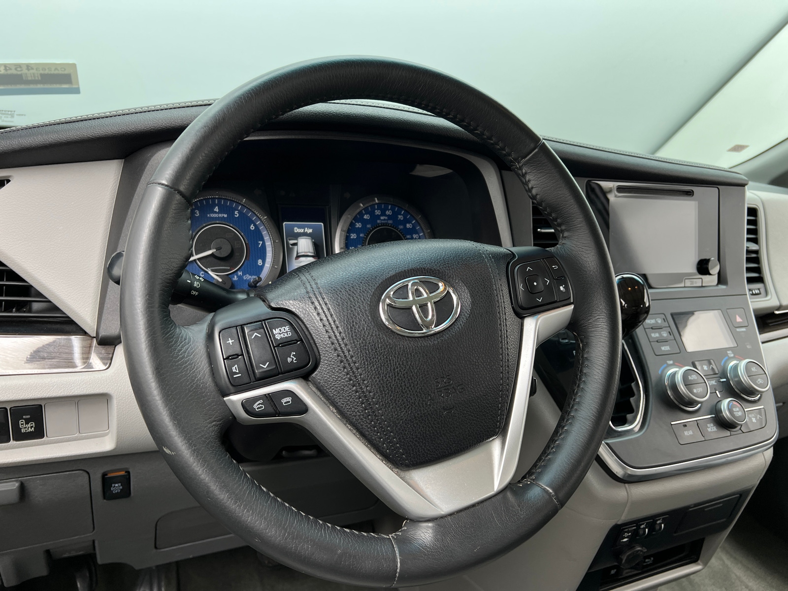 Thumbnail: 2017 Toyota Sienna - 4