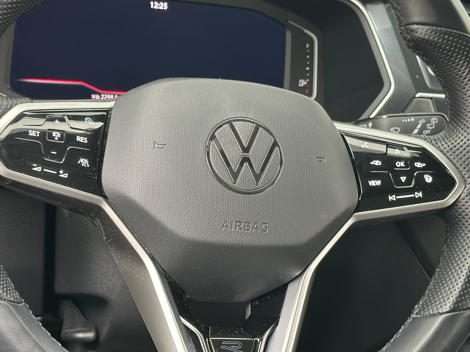 Thumbnail: 2022 Volkswagen Tiguan - 4