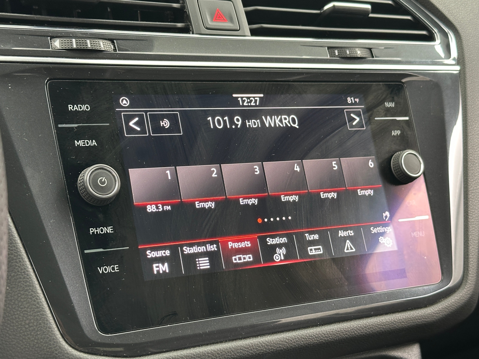 Thumbnail: 2022 Volkswagen Tiguan - 3