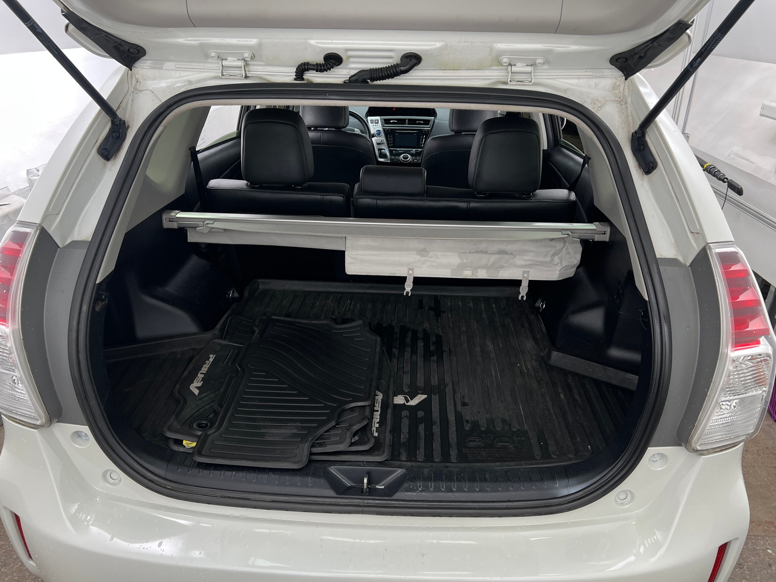 Thumbnail: 2015 Toyota Prius v - 6