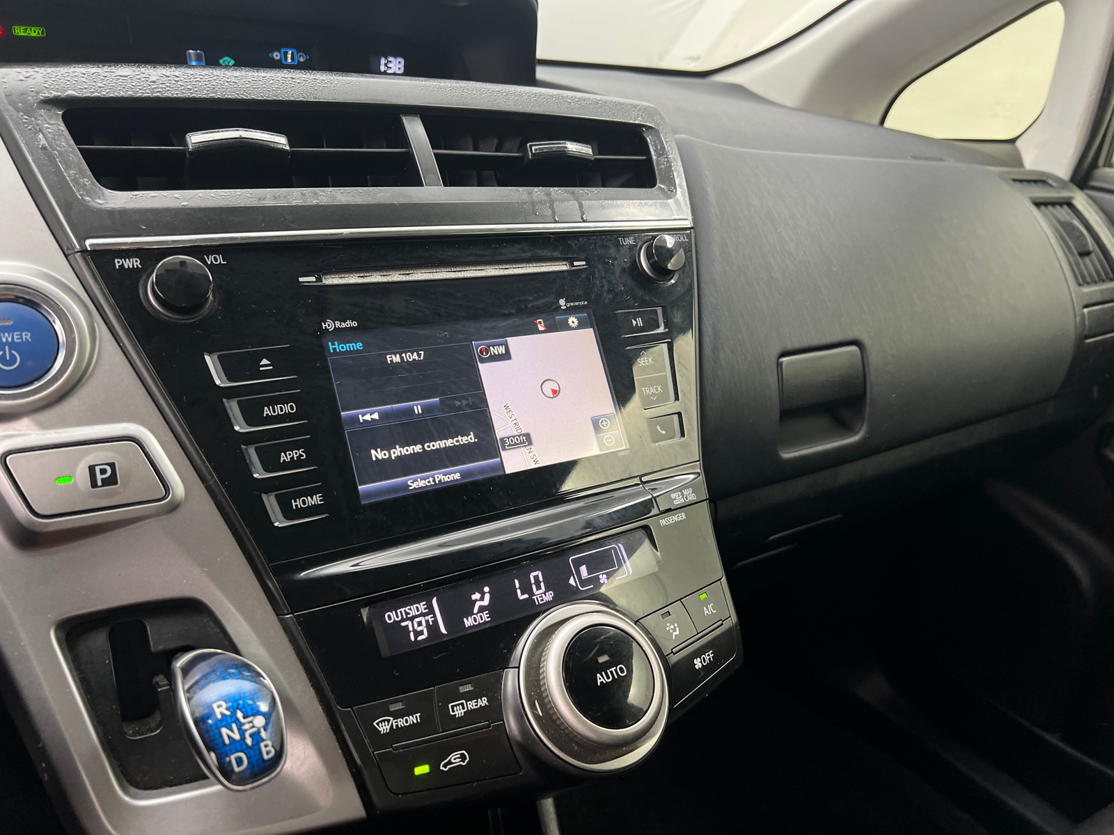 Thumbnail: 2015 Toyota Prius v - 3