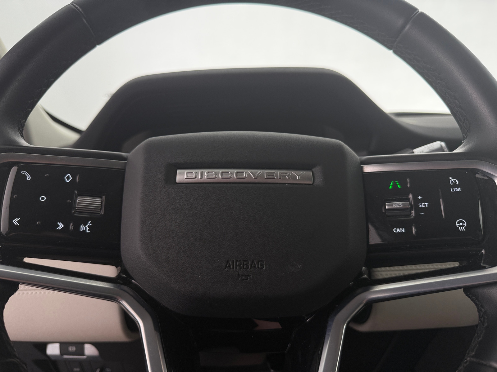 Thumbnail: 2022 Land Rover Discovery Sport - 4