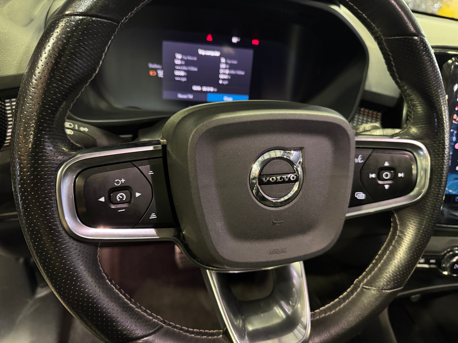 Thumbnail: 2021 Volvo XC40 - 4