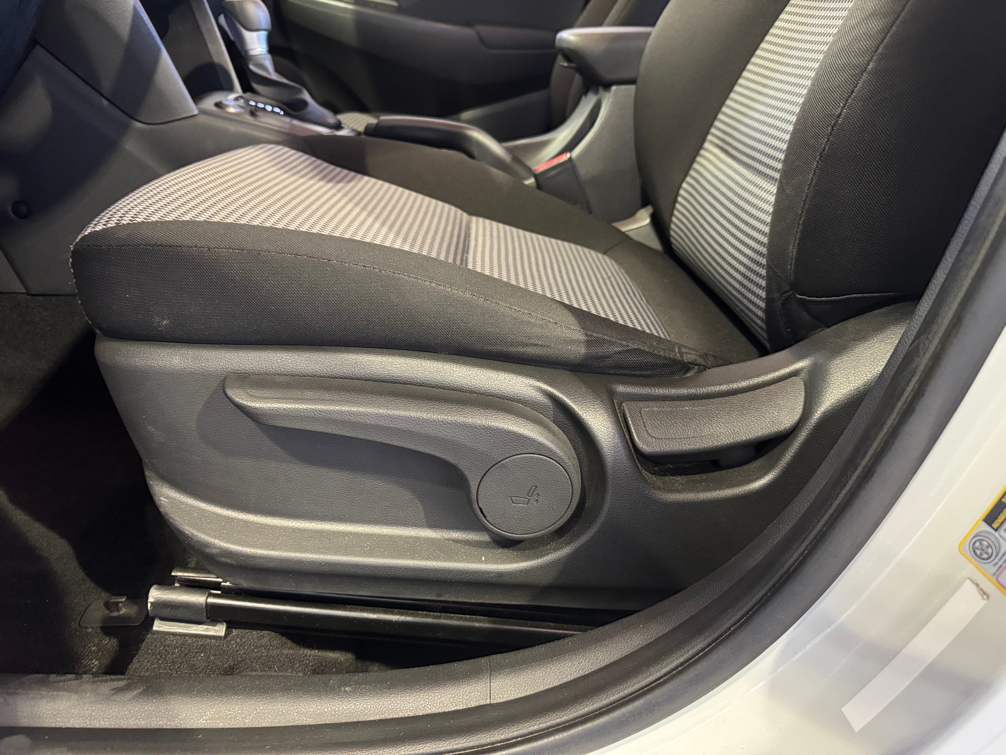 Used 2019 Hyundai Kona SE with VIN KM8K12AA8KU271811 for sale in Oak Creek, WI