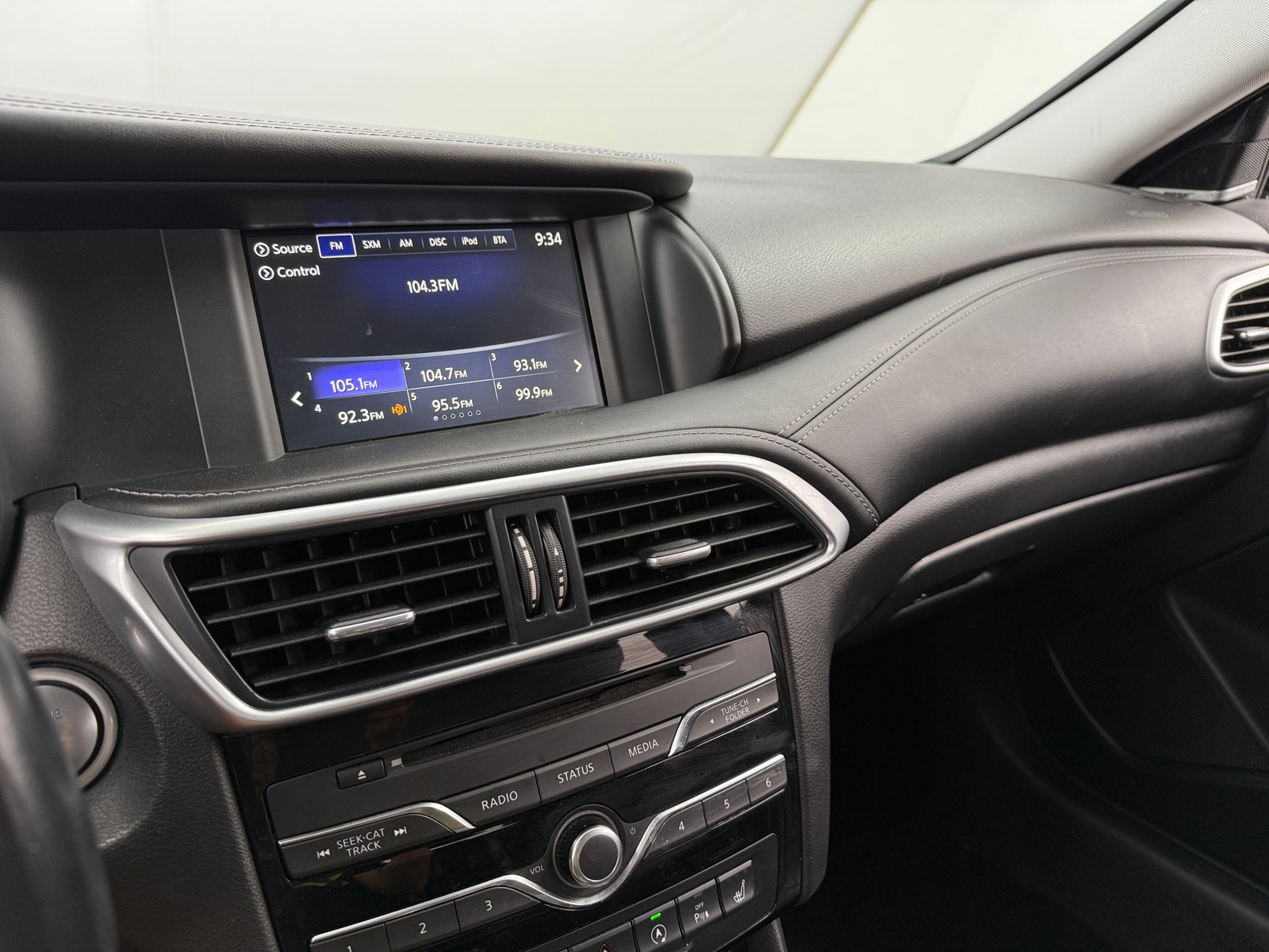 Thumbnail: 2018 INFINITI QX30 - 3