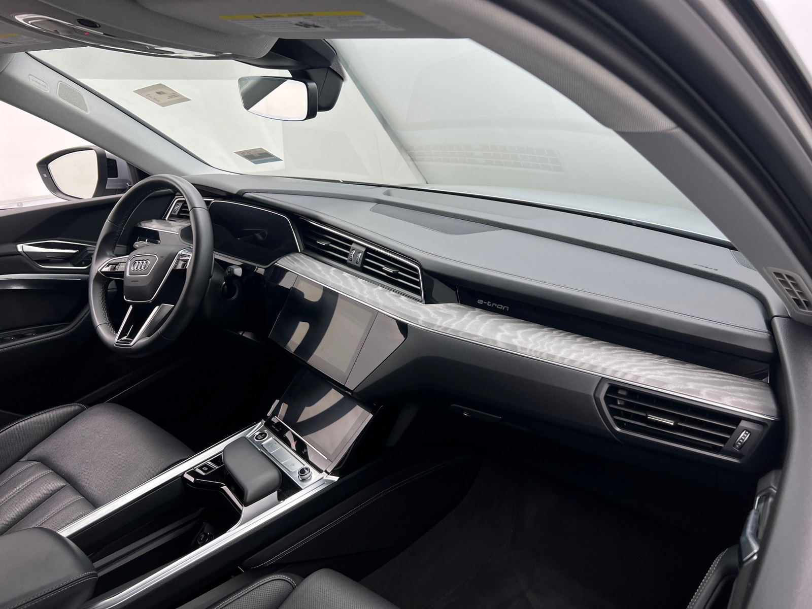 Thumbnail: 2022 Audi e-tron S - 2