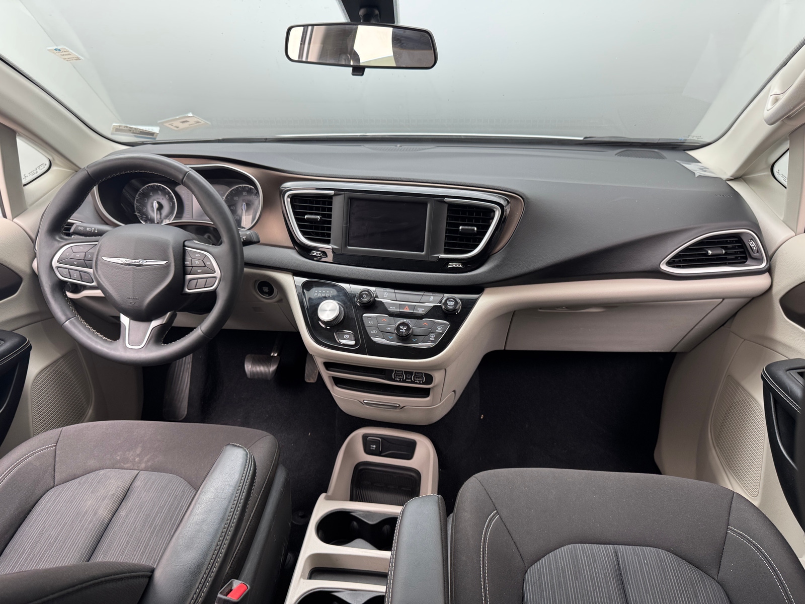 Thumbnail: 2022 Chrysler Voyager - 3