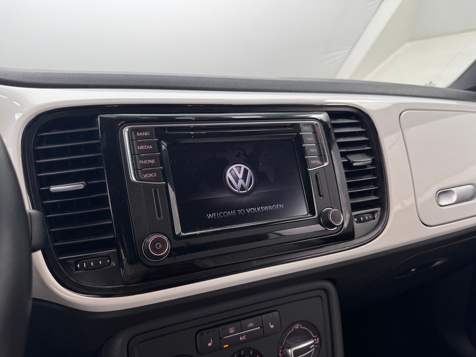 Thumbnail: 2017 Volkswagen Beetle - 4